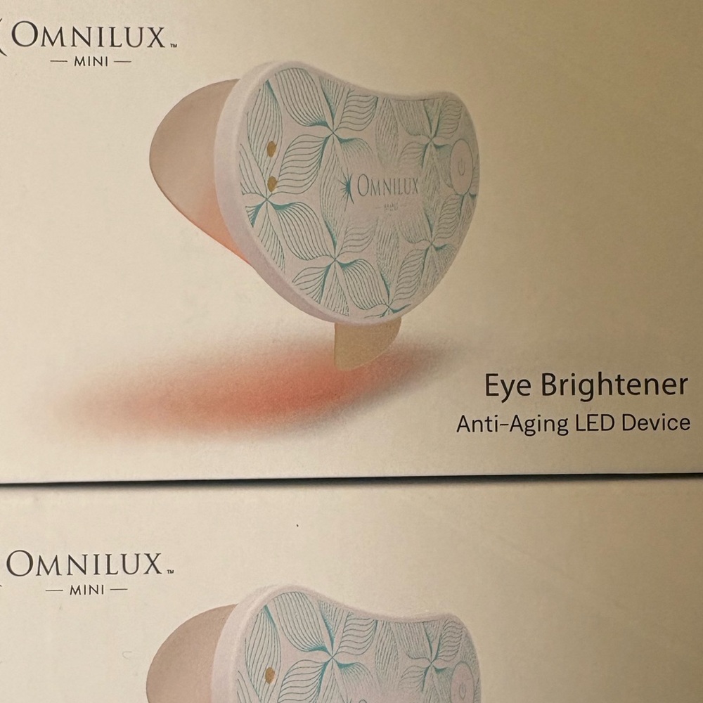 Omnilux LED Eye Brightener x2 does not come with hydrocolloid patches.